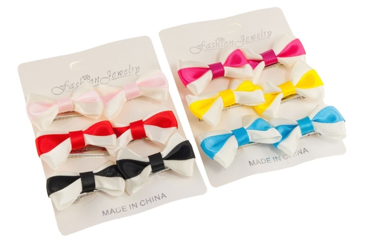 Małe spineczki z kolorowymi kokardkami