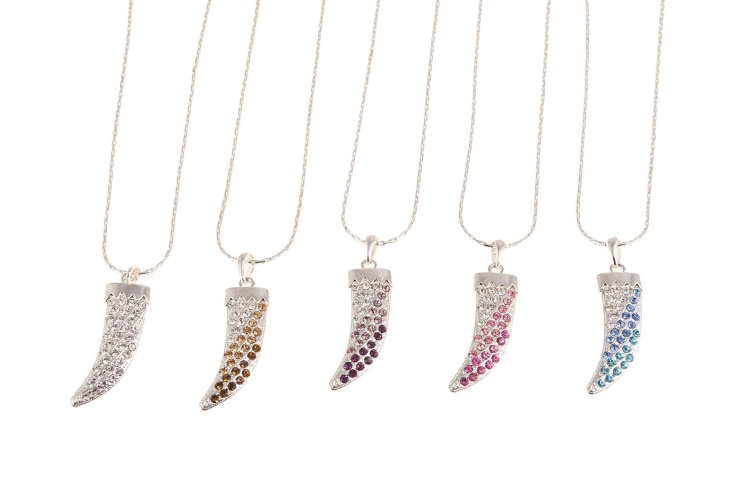 Eleganckie naszyjniki z dżetami