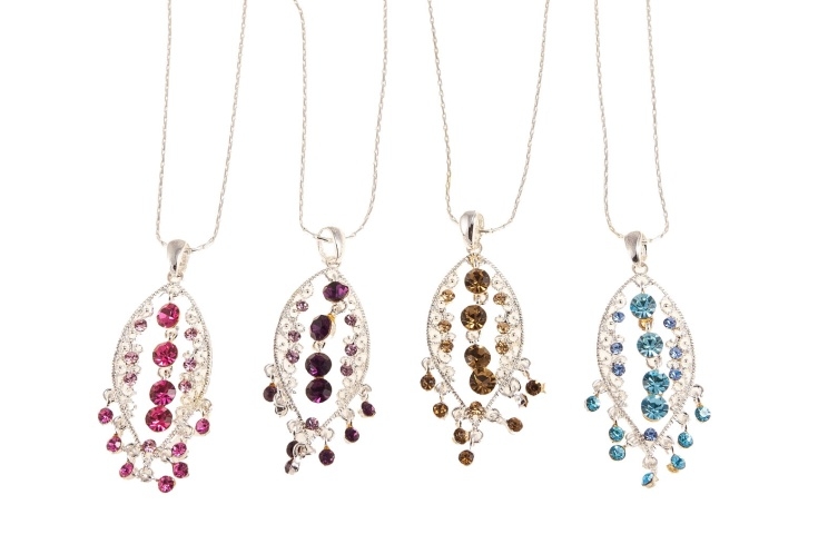 Eleganckie naszyjniki z dżetami