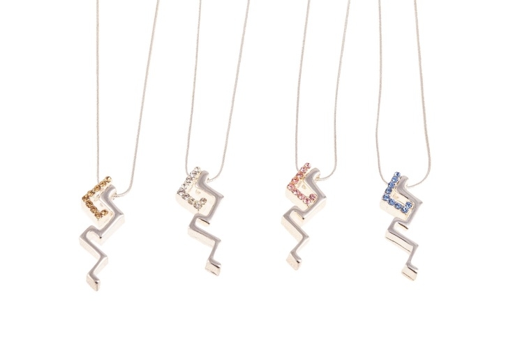 Eleganckie naszyjniki z dżetami