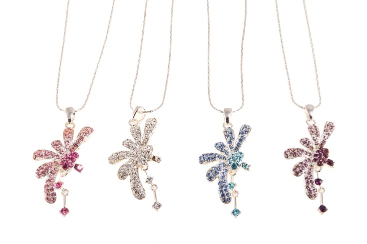 Eleganckie naszyjniki z dżetami