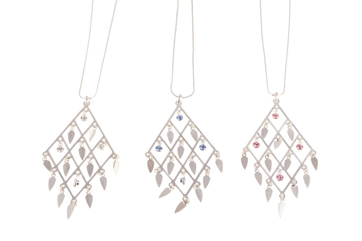 Eleganckie naszyjniki z dżetami