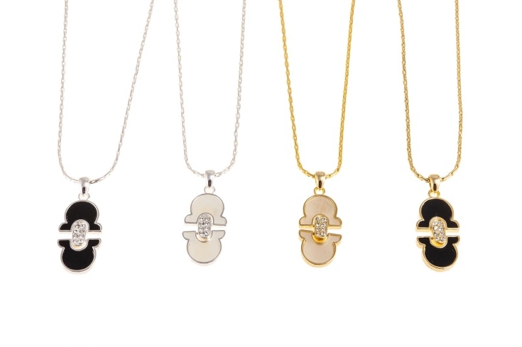 Eleganckie naszyjniki z dżetami