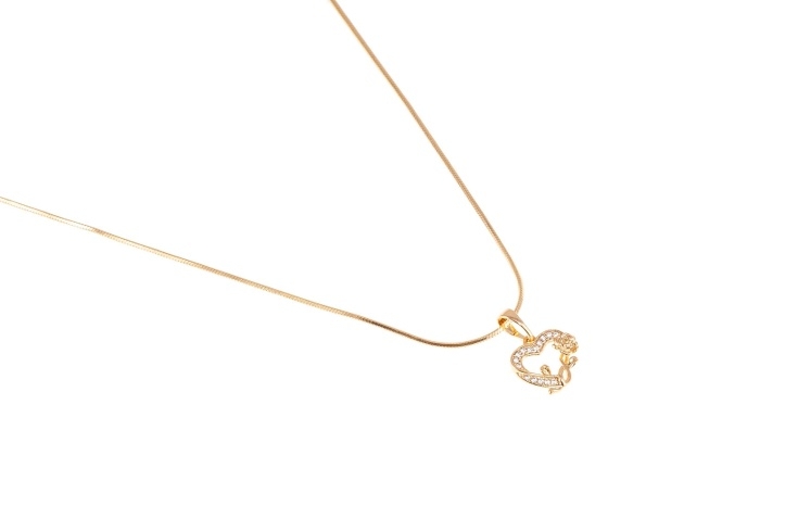 Delikatny złoty naszyjnik z serduszkiem z różą