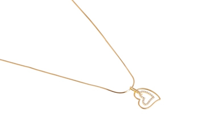 Delikatny złoty naszyjnik z serduszkami