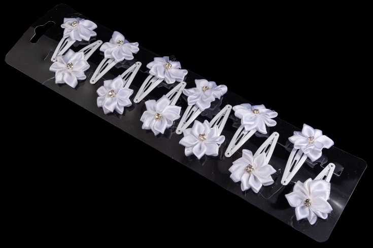Białe spinki z kwiatkami 