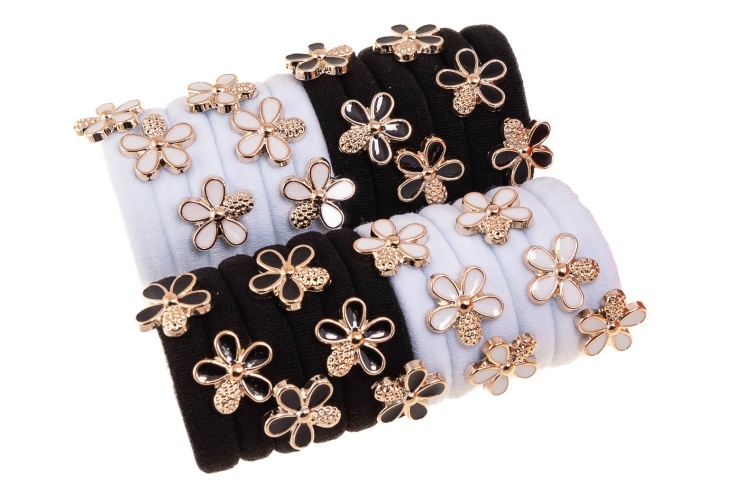 Białe i czarne gumki z kwiatkami