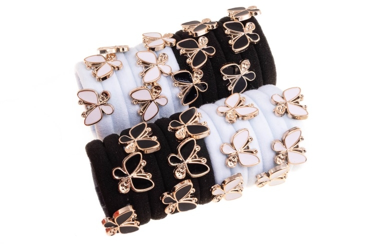 Białe i czarne gumki z motylkami