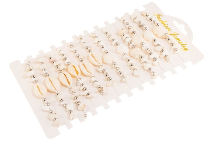 Białe bransoletki z muszelkami