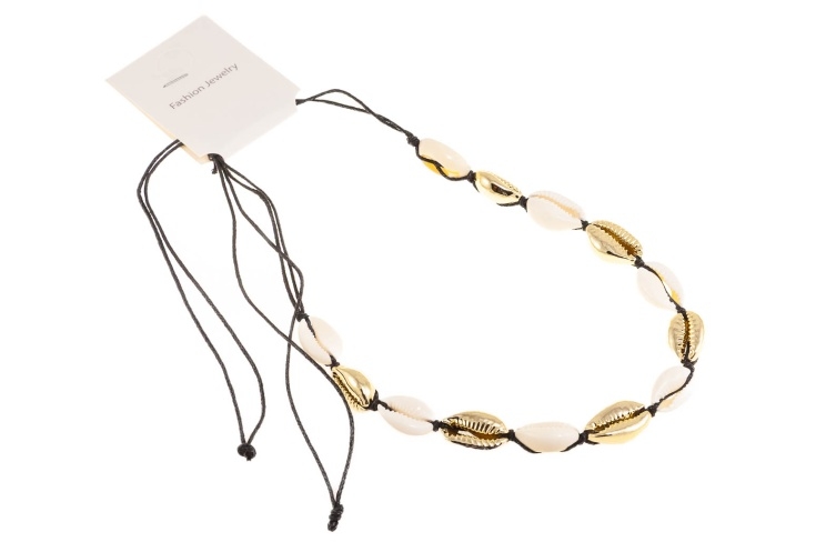 Czarny naszyjnik z muszelkami