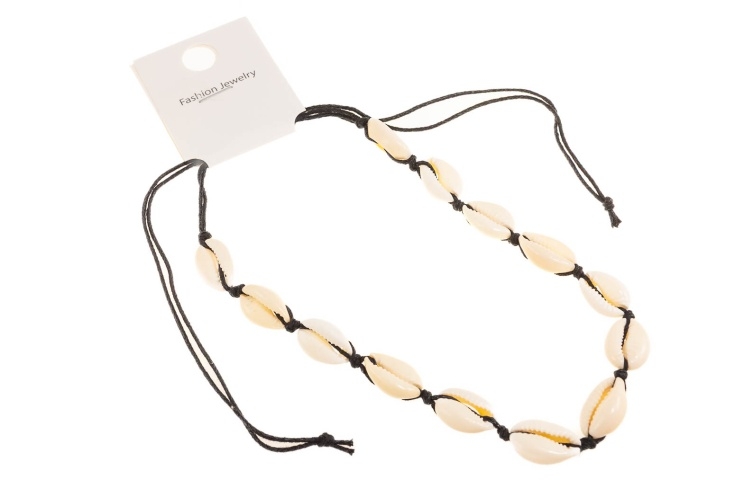 Czarny naszyjnik z muszelkami