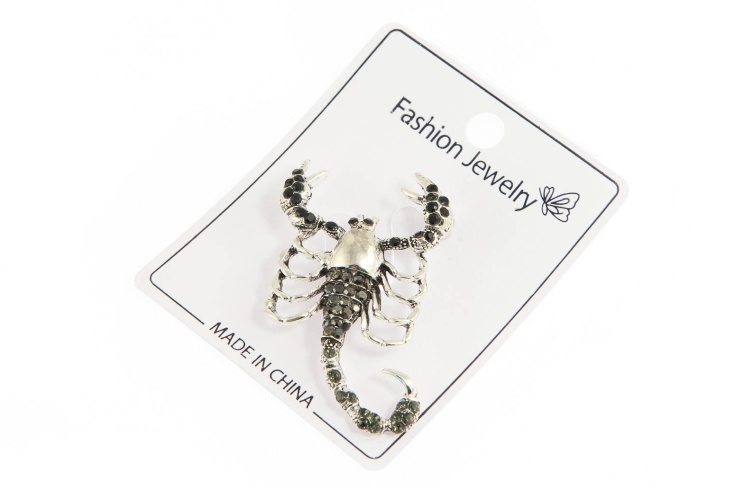 Elegancka broszka skorpion